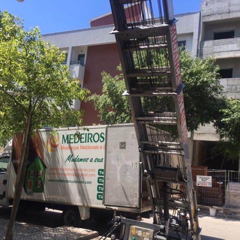 Camião da Medeiros Mudanças com elevador exterior numa mudança